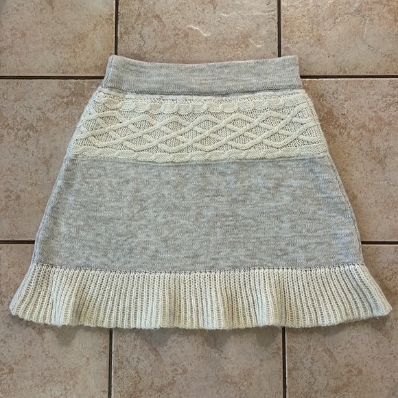 Akini Gray and Cream Knit Sweater Mini Skirt, Sz Small - Picture 2 of 8